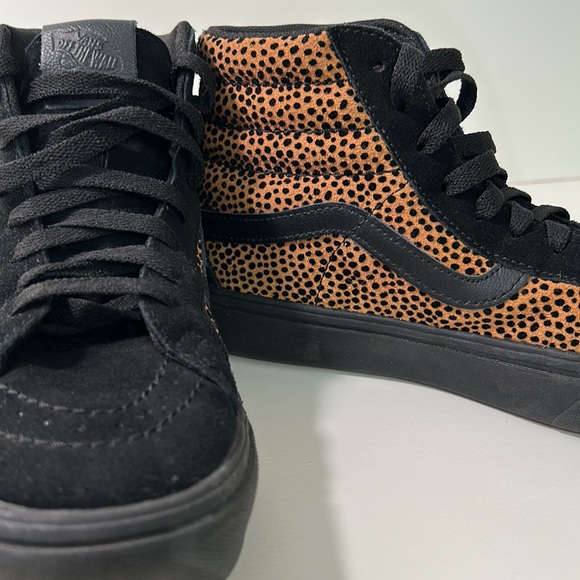 Vans off The Wall Vans | size Women 7 high tops. leopard print, like new - Picture 1 of 8